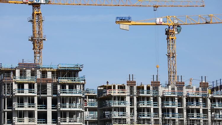 Auch wenn in mehr als der Hälfte der 402 Städte und Kreise in Deutschland mit einem Wertzuwachs zu rechnen ist, sollten Interessenten von Wohneigentum die Immobilie genauestens prüfen. 