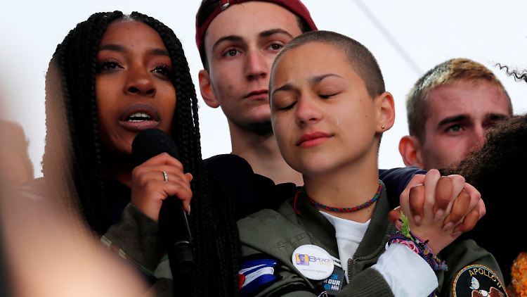 Emma Gonzalez (2.v.r.) mit weiteren Überlebenden des Parkland-Amoklaufs auf einer Demonstration in Washington.