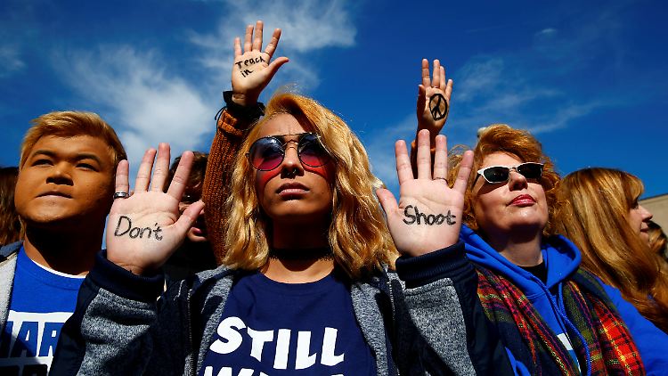 Eine protestierende junge Frau hat "Don't shoot" - nicht schießen - auf ihre Handflächen geschrieben.