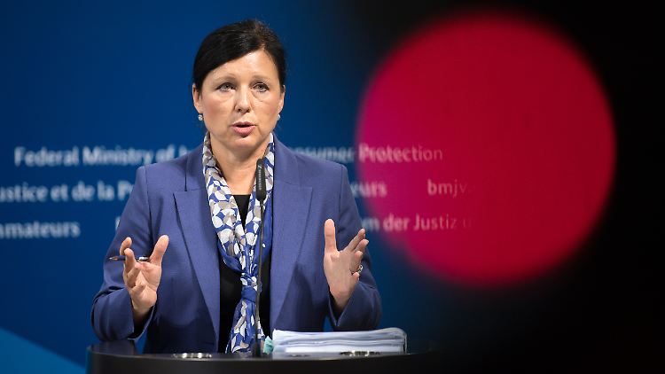 EU-Justizkommissarin Jourova fordert Facebook-Geschäftsführerin Sheryl Sandberg auf, Schlüsselfragen zum Datenskandal zu beantworten.