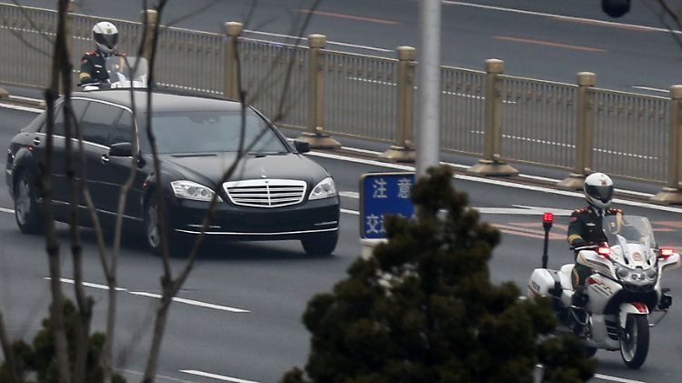 In Peking fährt eine Mercedes-Limousine ohne Kennzeichen vom Hauptbahnhof zum Regierungssitz. Es wird davon ausgegangen, dass der nordkoreanische Diktator in dem Wagen saß.