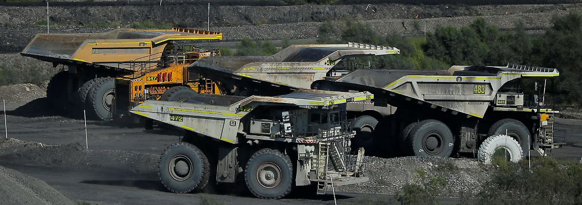 Beladene Kohle-Laster in der Rio-Tinto-Mine in Australien.