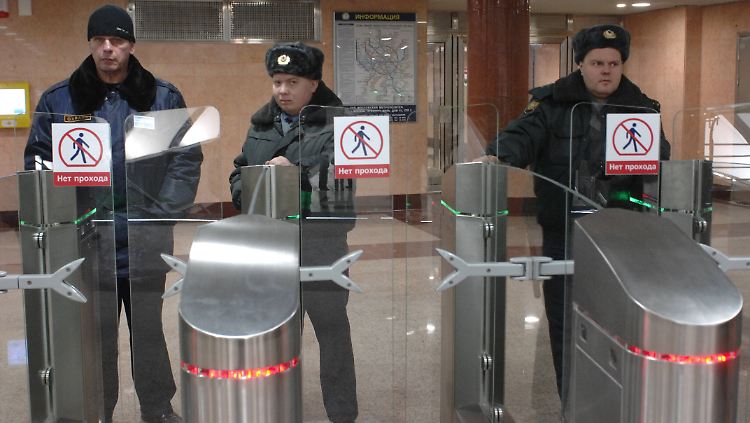 Es gibt vermutlich schönere Begegnungen als eine mit der Polizei in der Metro. Also immer schön registrieren!