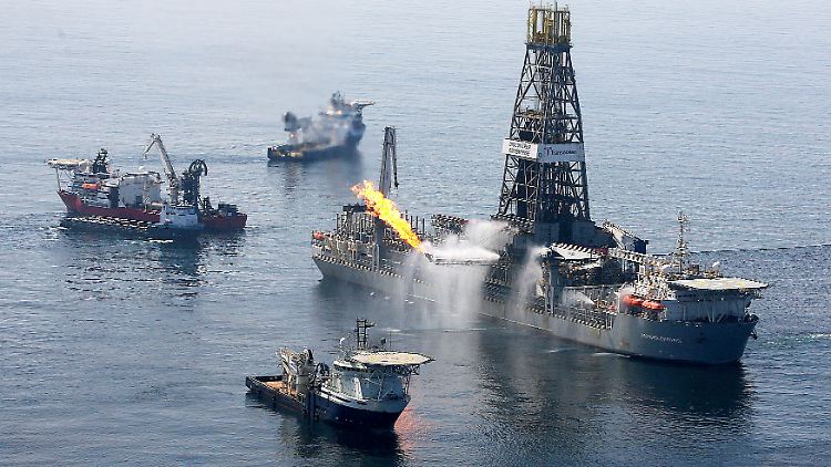Mit Schiffen wie der Discoverer Enterprise wird in tiefen Gewässern nach Öl und Gas gebohrt.