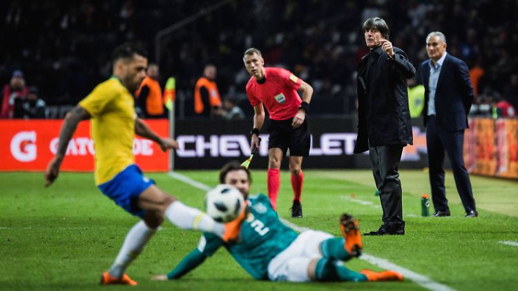 Bundestrainer Joachim Löw experimentierte gegen Brasilien - ohne Erfolg, aber mit Erkenntnisgewinn.