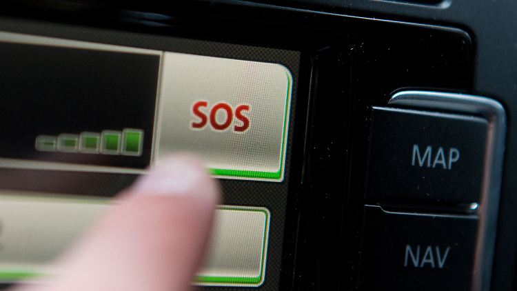 SOS-Taste für den Fahrer: Das automatische Notfallsystem "eCall" ist ab April in allen Neuwagen vorinstalliert.