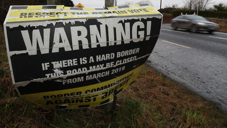 Ein Schild, aufgehängt von dem Bündnis "Grenz-Gemeinden gegen den Brexit" warnt in Newry vor einer möglichen Schließung der N53, einer Verbindungsstraße zwischen der Republik Irland und Nordirland.