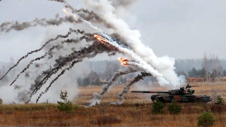 Polnischer PT-91-Panzer während einer Nato-Übung 2017 in Lettland. Nach dem Willen der EU sollen Panzer, Truppen und Munition künftig einfacher und schneller innerhalb Europas zirkulieren.