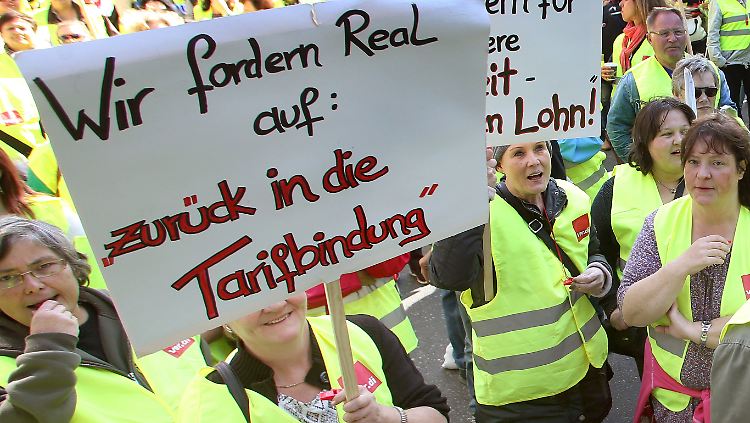 Der Tarifstreit bei der angeschlagenen Supermarktkette Real brodelt schon seit Jahren.