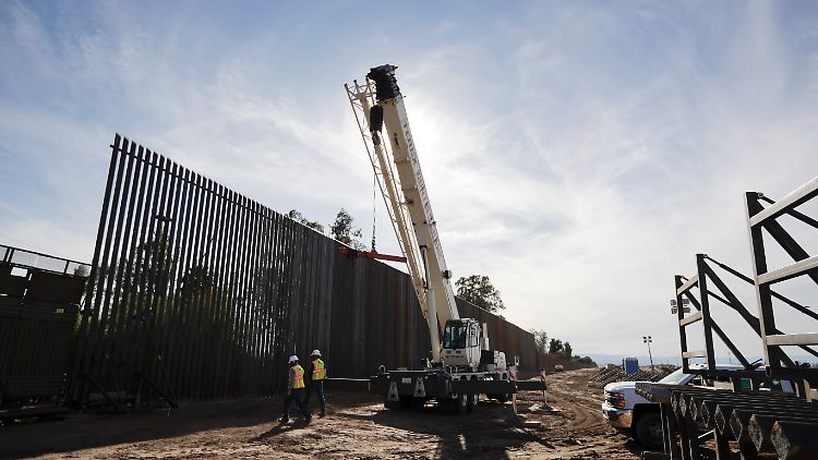 Zaun oder Mauer, Neubau oder Reparatur? Sicher ist: In Calexico, an der Grenze zu Mexiko, wird gearbeitet.