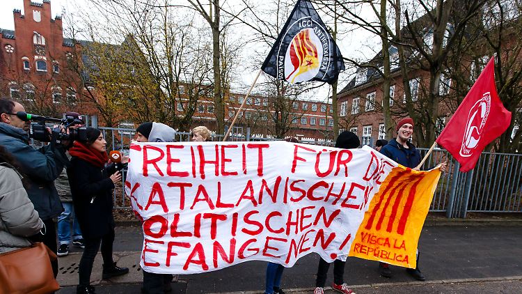 Anhänger von Puigdemont demonstrieren vor der JVA Neumünster für seine Freilassung.