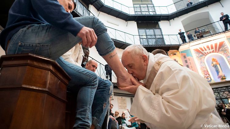 Für den Papst ist das Ritual auch eine Übung in Demut.