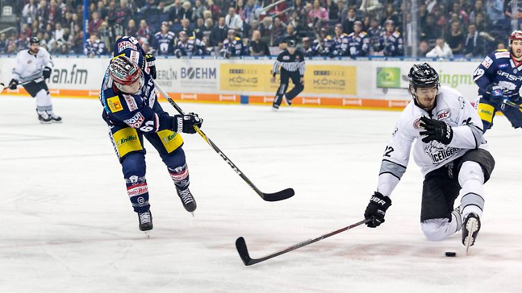 Die Eisbären Berlin um Sean Backman (l.) haben gegen Oliver Mebus' Nürnberg Ice Tigers im DEL-Halbfinale vorgelegt.