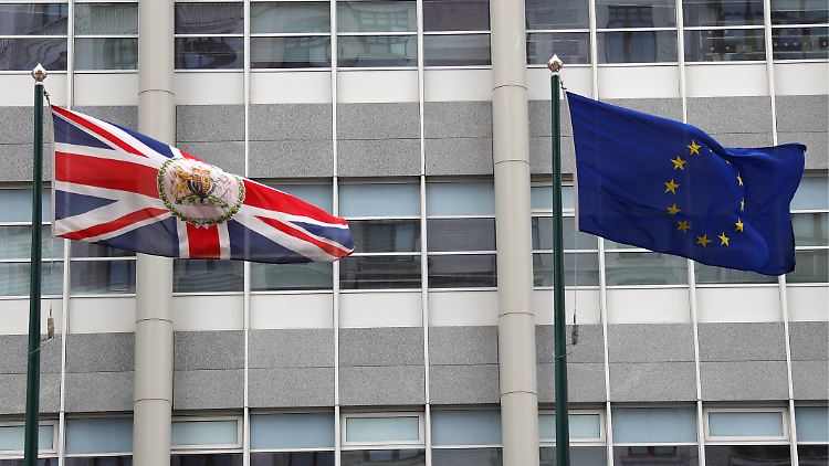 Gemeinsam stark: Noch weht der Union Jack gemeinsam mit der Europa-Flagge im russischen Wind vor der britischen Botschaft in Moskau.