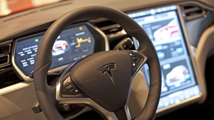 Von wegen Autopilot: Wenn die deutschen Schrauben rosten müssen Tesla-Fahrer mit Muskelkraft lenken.