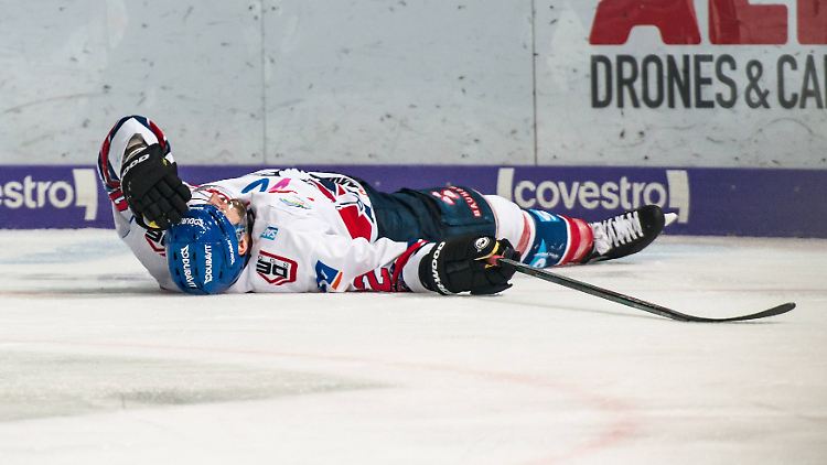Nach dem harten Ellbogencheck bleibt Plachta minutenlang am Boden liegen.
