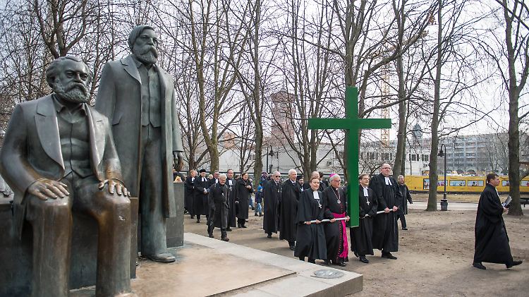 Bei der Berliner Karfreitagsprozession gingen Katholiken und Evangelen gemeinsam am Denkmal für die kommunistischen und atheistischen Vordenker Karl Marx und Friedrich Engels nahe dem Alexanderplatz vorbei.