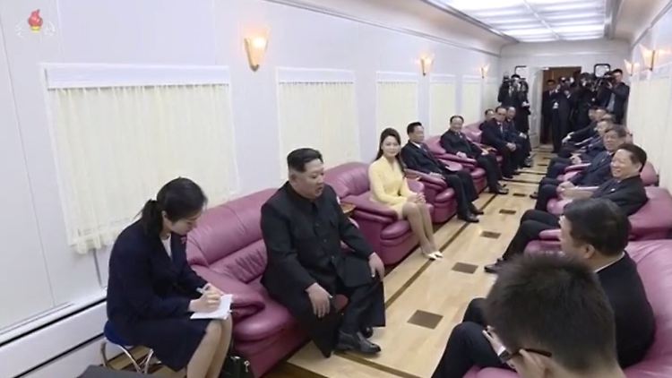 Viel Platz: Nordkoreanische Bilder zeigen einen mit Ledersesseln für offizielle Termine eingerichten Waggon. 