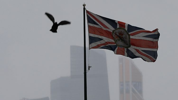 Der Union-Jack des britischen Botschaftsgebäudes im grauen Moskauer Winterhimmel. 