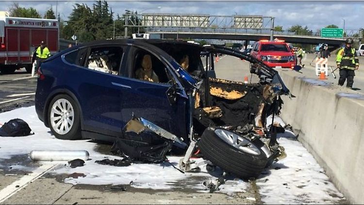 "Wir haben in keinem anderen Crash Schäden solchen Ausmaßes bei einem Model X gesehen", teilte Tesla mit.