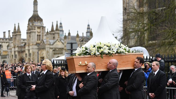 Auf Hawkings Eichensarg lag ein Arrangement aus weißen Lilien, das das Universum darstellen sollte, und eines aus weißen Rosen als Symbol für den Polarstern.