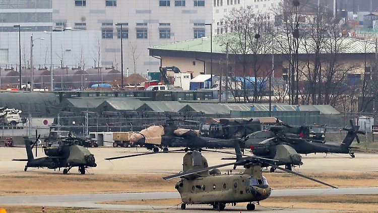 Hubschrauber stehen auf der US-Militärbasis Camp Humphreys in Pyeongtaek, südlich von Seoul.