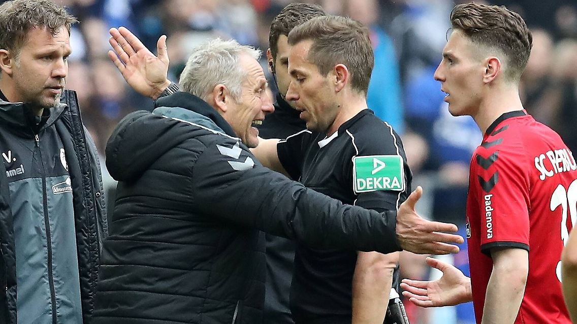 ... nämlich eine Entscheidung des Schiedsrichters Tobias Stieler, die Freiburg-Trainer Christian Streich komplett ausrasten lässt.
