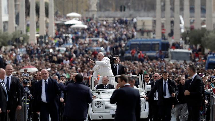 Papst Franziskus fährt nach der Ostermesse im Papamobil über den Petersplatz.