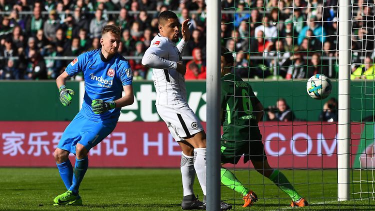 Da kann Lukas Hradecky dem Ball nur noch entsetzt hinterherschauen.