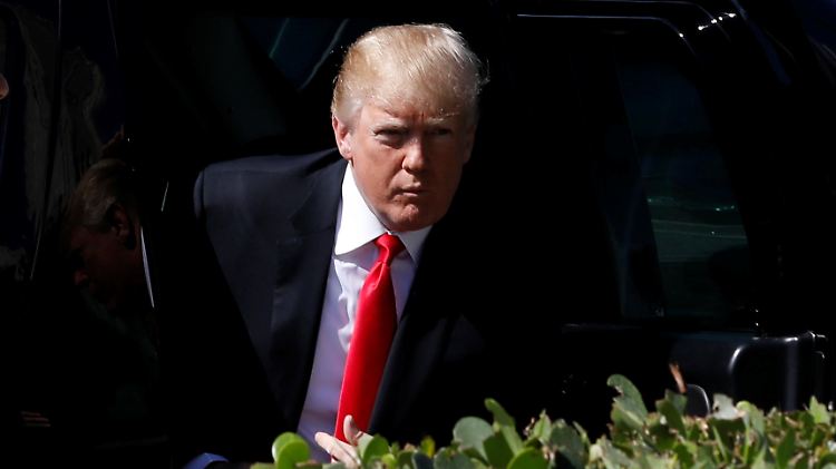 Trump am Morgen des Ostersonntags bei der Ankunft zur Ostermesse in Palm Beach (Florida).