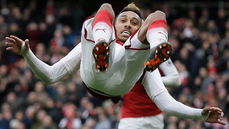 Zwei Salti für zwei Tore - Pierre-Emerick Aubameyang kugelt sich für seinen Erfolg.