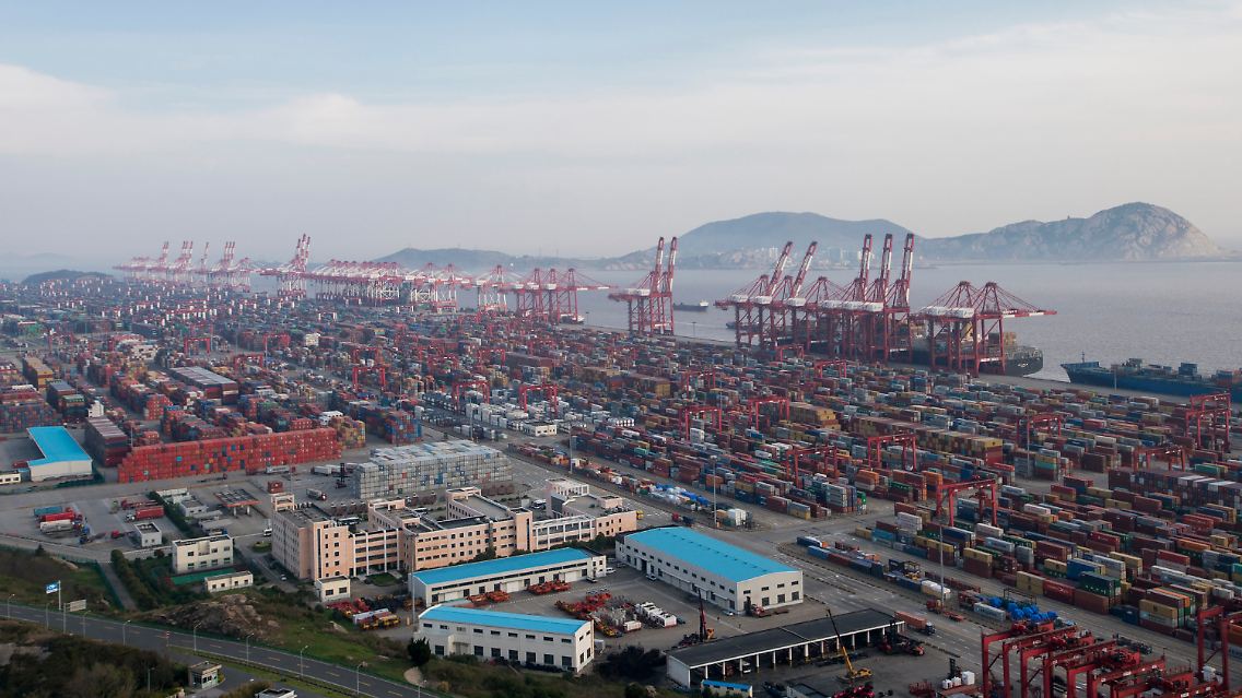 Blick auf den Shanghaier Frachthafen.