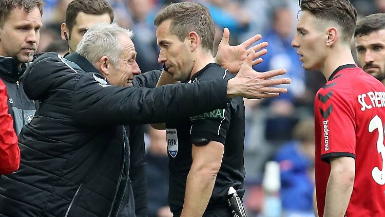 Christian Streich hat sich - wieder einmal - nicht unter Kontrolle.