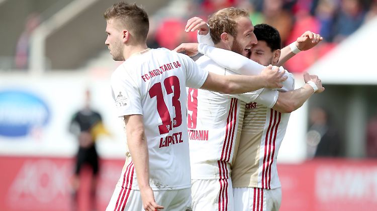 Der FC Ingolstadt schwankt zwischen Hoffen und Bangen - zwischen Aufstieg und Abstieg liegen fast genauso viele Punkte.