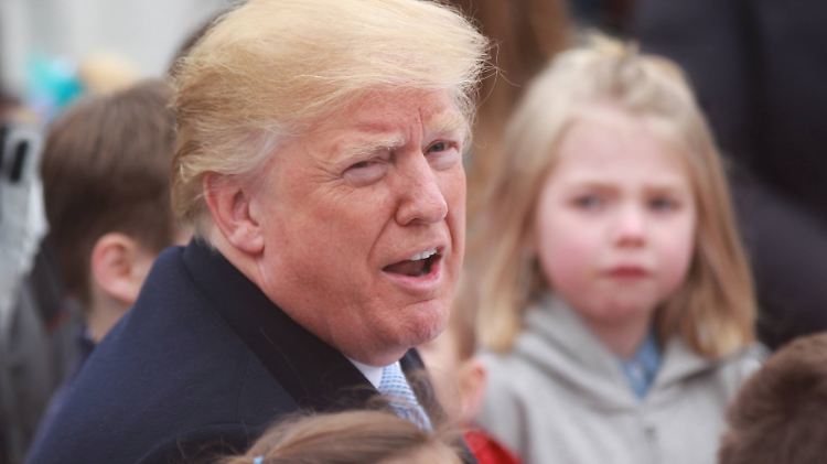 Einst brüstete sich Trump mit stetig steigenden Börsenkursen - die aktuellen Verluste gehen zumindest teilweise auf sein Konto. Den Handelsstreit mit China und der EU begann er, seine Verbalattacken dürften auch zum Nachlass bei Amazon beigetragen haben. 