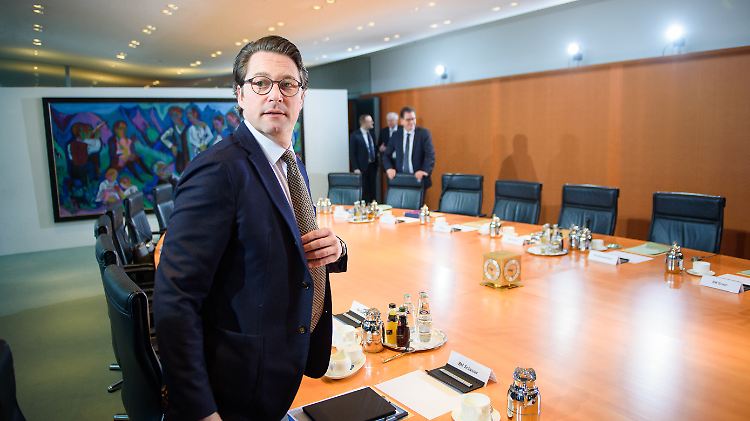 Die Software-Updates für die Diesel-Fahrzeuge reichten zwar noch nicht aus, seien aber ein wichtiger Beitrag zur Entlastung der Innenstädte, sagt Scheuer.
