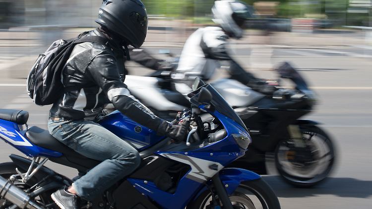 Im Frühjahr werden wieder die Motorräder aus den Garagen geholt.