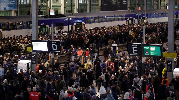 Reisende warten im Bahnhof Gare de Lyon auf Züge.