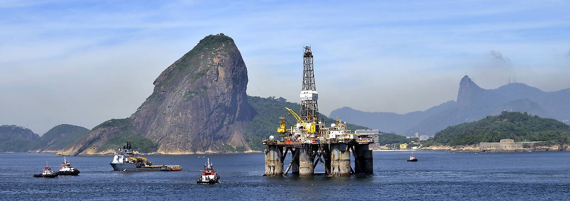 Eine Bohrinsel der brasilianischen Erdölgesellschaft Petrobras passiert den Zuckerhut (Archivfoto).
