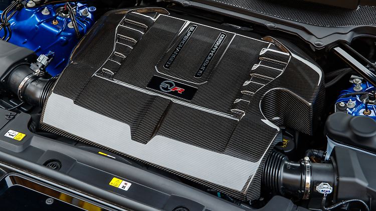 Ein 5,0-Liter Achtzylinder-Benziner verrichtet seine Arbeit unter der Haube des Range Rover Sport SVR.