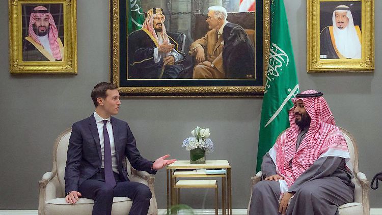 Allianz mit Tradition: Über dem Königssohn und dem Präsidenten-Schwiegersohn hängt ein Bild vom historischen ersten Treffen des US-Präsidenten Roosevelt mit König Abd al-Aziz 1945. 