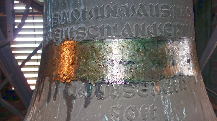 Die NS-Symbole sind auf der Glocke nicht mehr zu erkennen.
