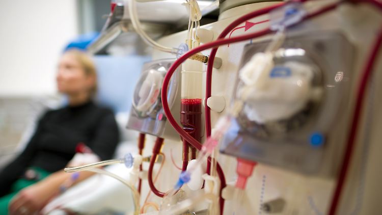 Dialyse-Patienten müssen regelmäßig ihr Blut maschinell reinigen lassen.