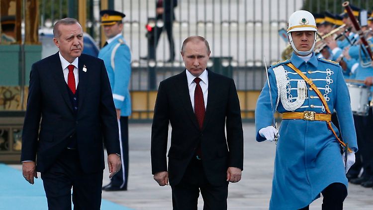 Viel zu bereden: Auf hellblauem Teppich schreiten die beiden Staatschefs Erdogan und Putin eine Ehrenformation des türkischen Wachbataillons ab.