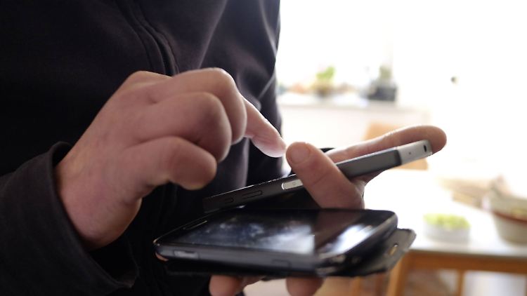 Immer mobil, immer am Handy: Das ist in Deutschland teuer. 