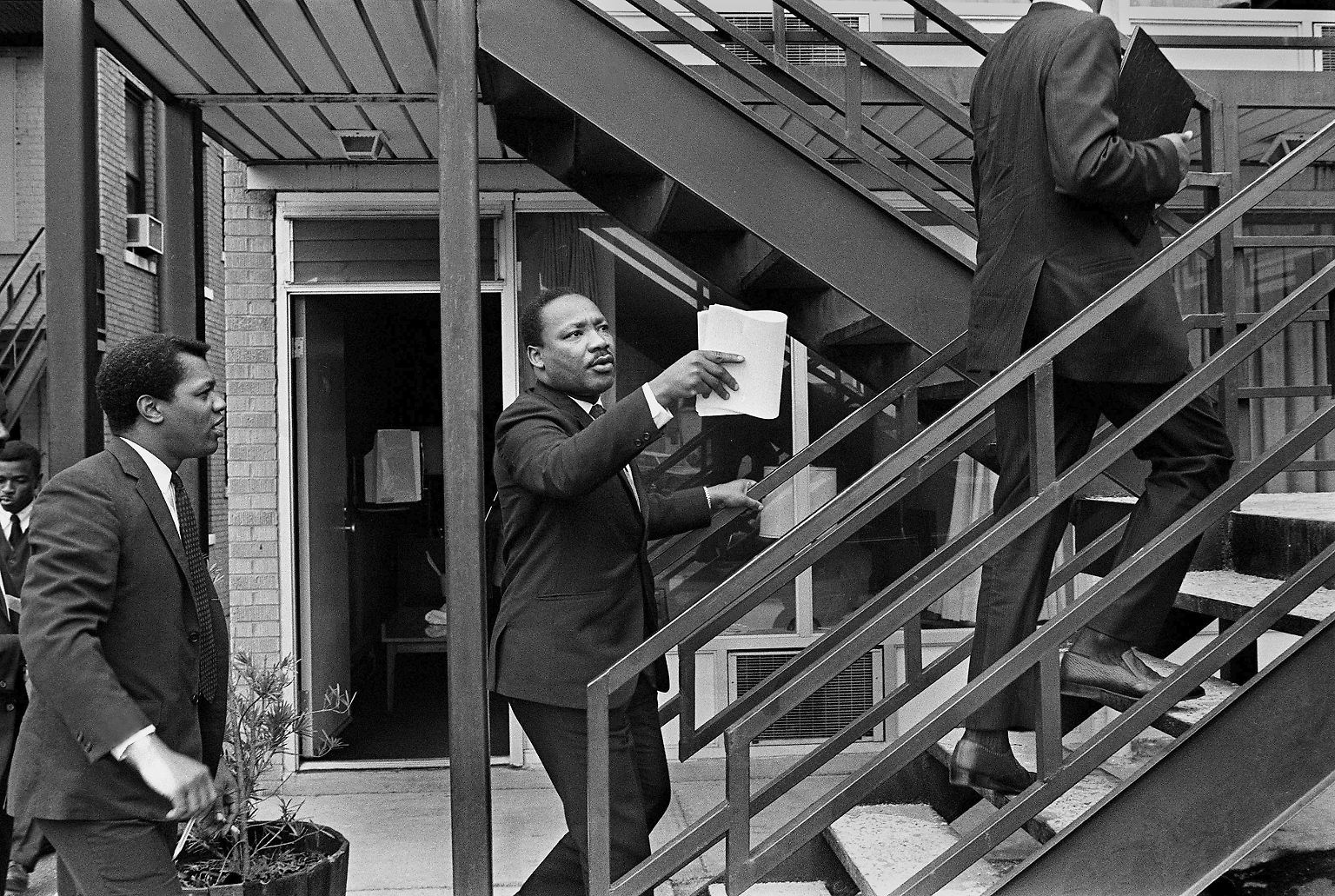 Es ist der 4. April 1968. In der Abenddämmerung tritt Martin Luther King auf den Balkon des Lorraine Motels in Memphis.