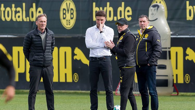 Training bei Borussia Dortmund mit BVB-Trainer Peter Stöger, Geschäftsführer Hans-Joachim Watzke und Sportdirektor Michael Zorc.