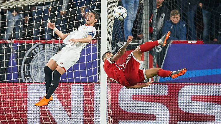 Hier säbelte Bayerns Thiago noch am Ball vorbei. Später machte er es besser und per Kopf den Siegtreffer beim FC Sevilla.