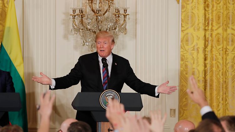 Unschuldsmiene: Trump hat alle Vorwürfe stets zurückgewiesen und die Ermittlungen gegen ihn als "Hexenjagd" bezeichnet.