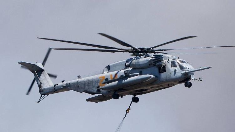 Ein Hubschrauber vom Typ Sikorsky CH-53 Super Stallion - hier bei einem Einsatz bei der Bekämpfung eines Waldbrandes.